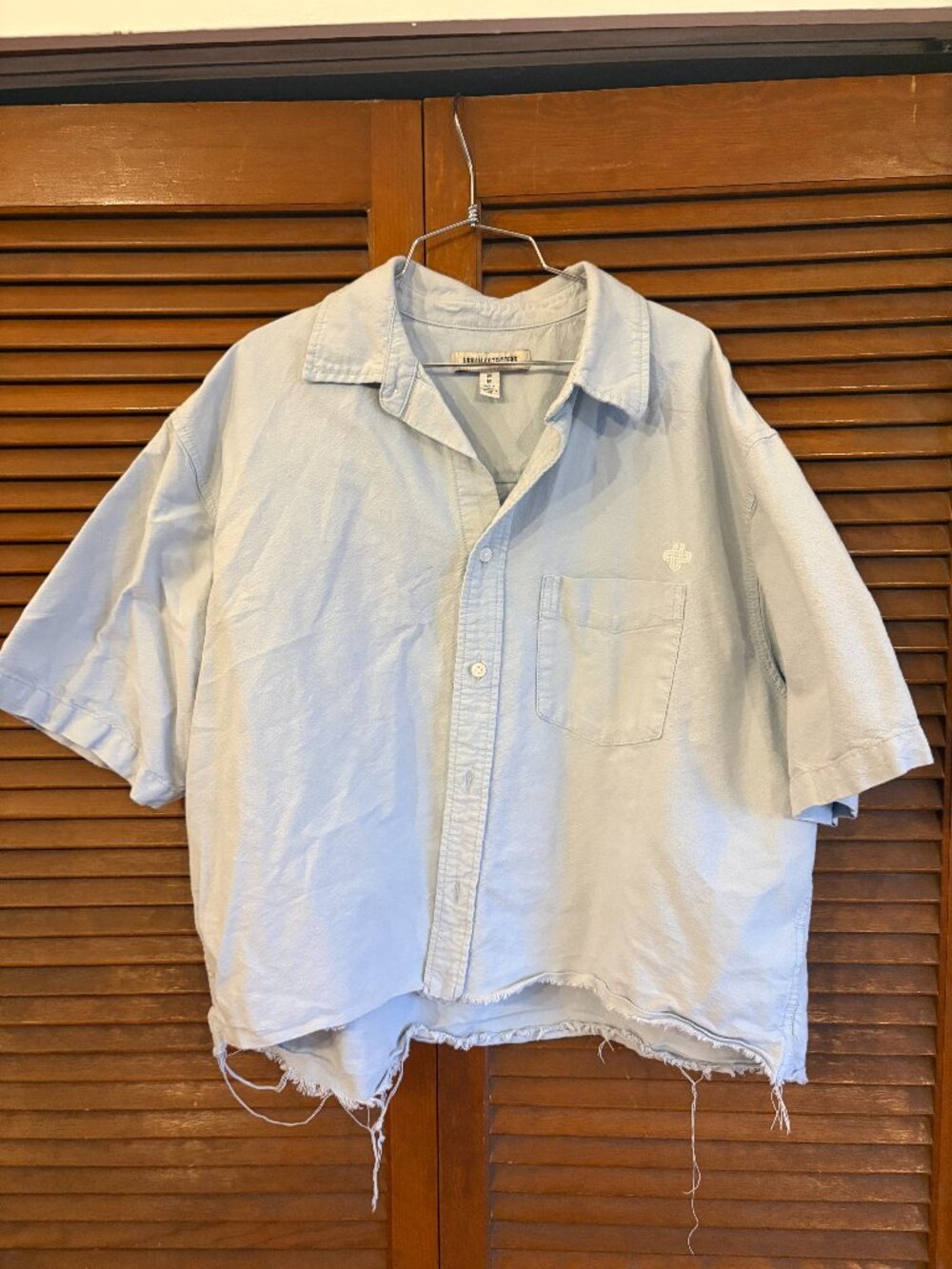 Urban Outfitters Masc Cropped Womens Buttondown Short Sleeve raw hem Size M